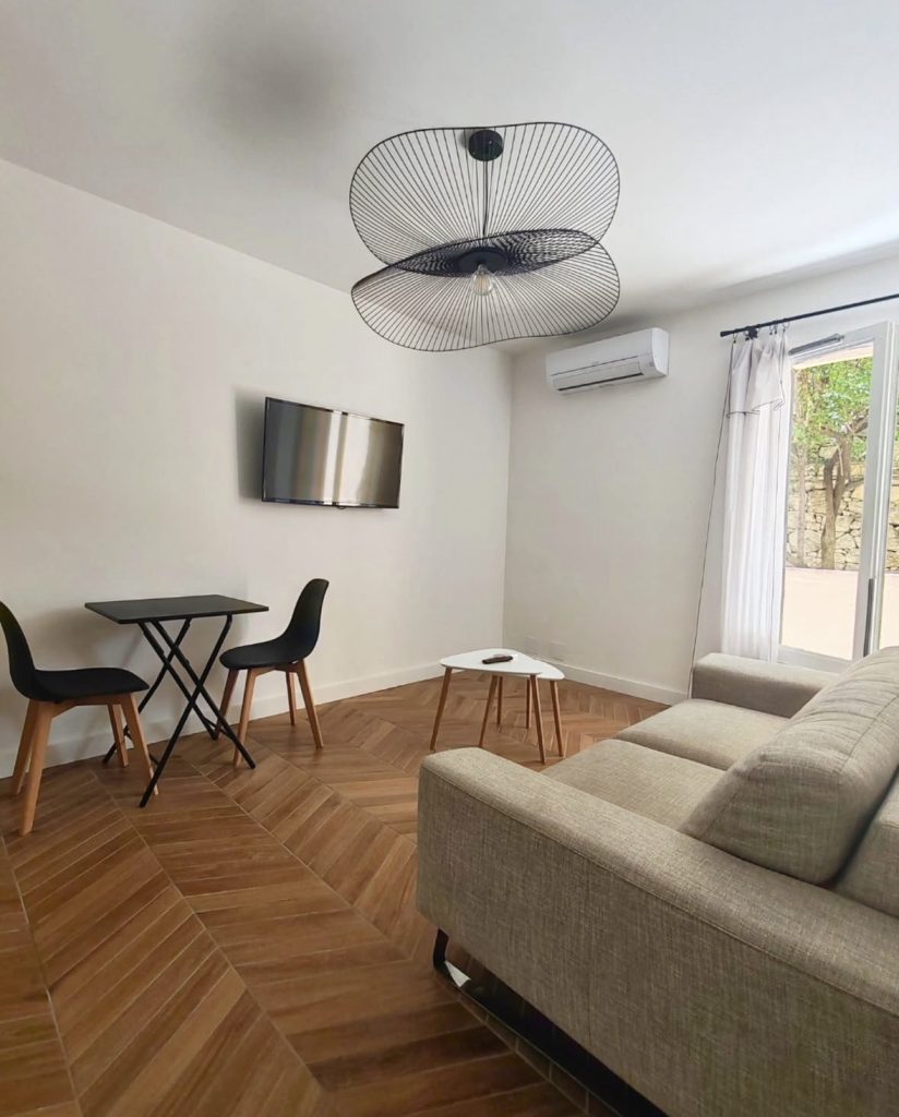 Appartement entièrement rénové avec murs et plafonds blancs à Corte