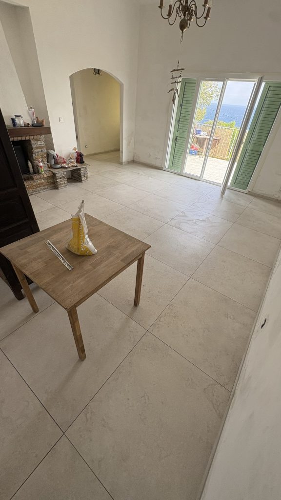 Sol en carrelage grand format rénové dans un logement à Pietranera