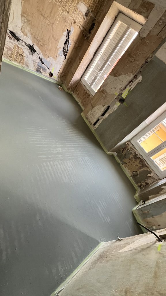 Chape liquide allégée coulée sur un plancher ancien à Bastia