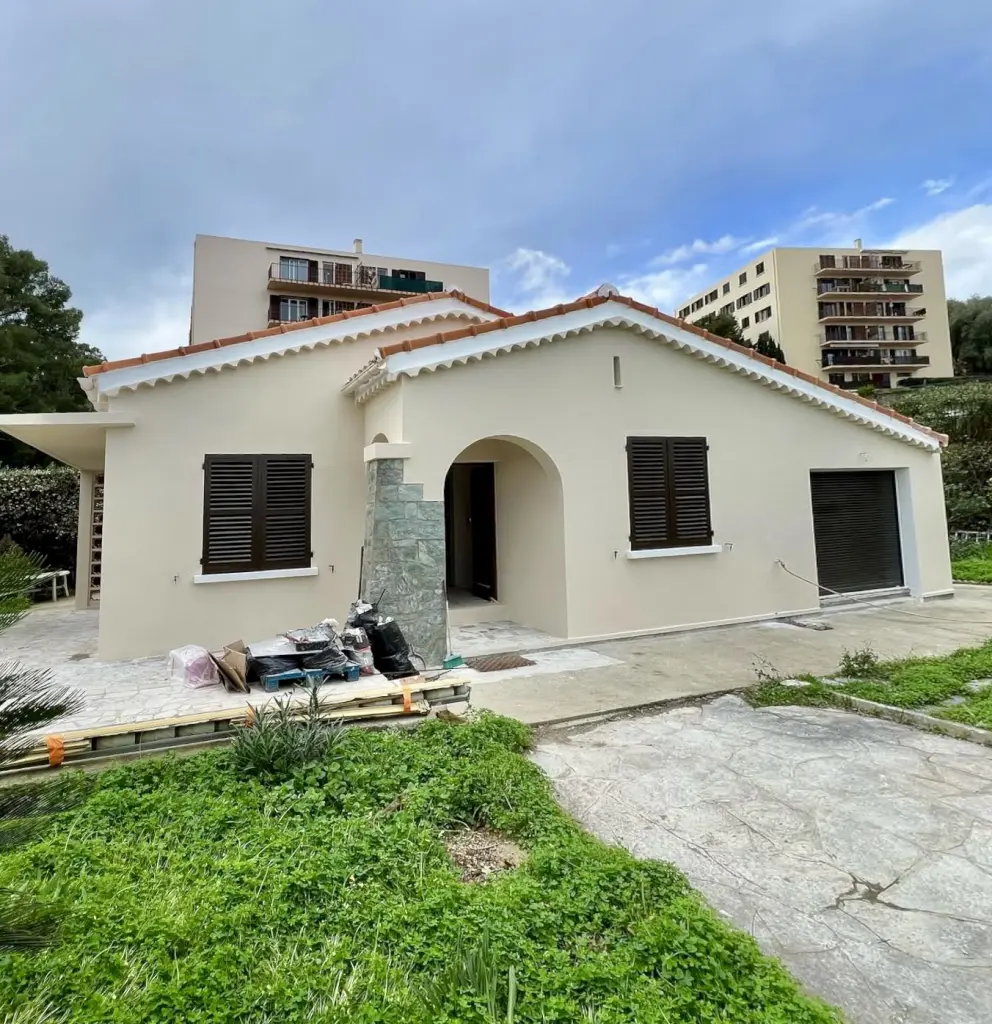 Façade rénovée et peintures intérieures réalisées dans une maison à Bastia